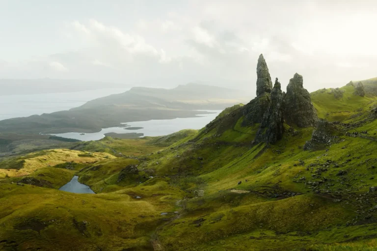 vistas panorámicas de old man of storr en la isla de skye en escocia